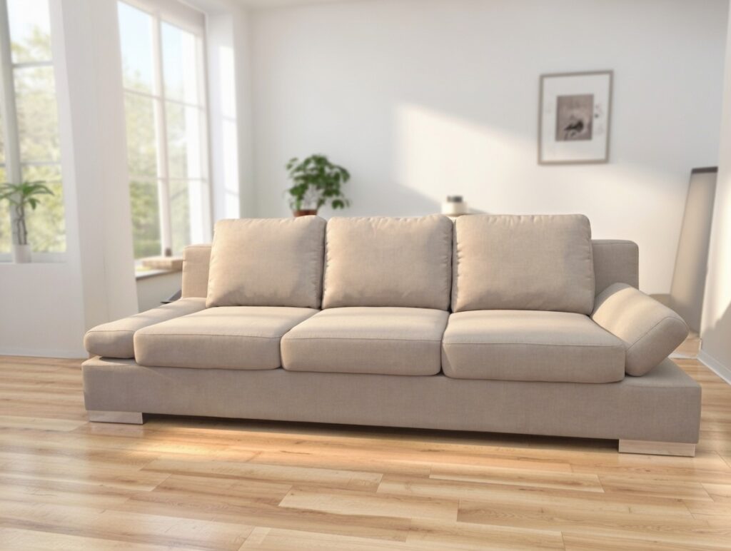 „Sofa M096 w jasnej tkaninie ustawiona w nowoczesnym, minimalistycznym salonie z dużymi oknami, drewnianą podłogą i rośliną w tle.”